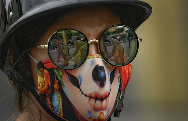 Девушка в солнцезащитных очках и креативной защитной маске для лица против коронавируса в Каракасе, Венесуэла - 俄罗斯卫星通讯社