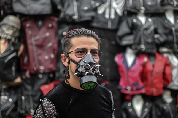 Мужчина в маске с заклепками на блошином рынке El Chopo в Мехико - 俄羅斯衛星通訊社