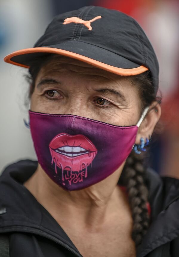 Женщина в креативной маске в Колумбии - 俄羅斯衛星通訊社