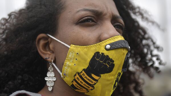 Женщина в маске с надписью Люди не сдаются, черт возьми принимает участие в акции протеста против недавних массовых убийств в Боготе - 俄羅斯衛星通訊社