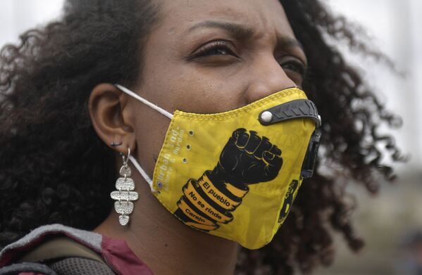 Женщина в маске с надписью Люди не сдаются, черт возьми принимает участие в акции протеста против недавних массовых убийств в Боготе - 俄羅斯衛星通訊社
