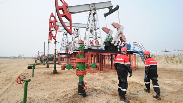 Сотрудники компании Лукойл на нефтяном кусте в районе города Покачи - 俄羅斯衛星通訊社