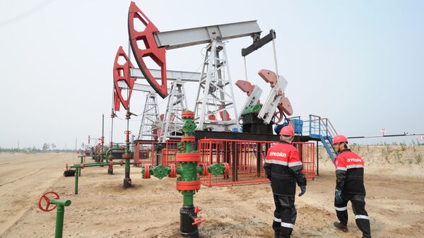 Сотрудники компании Лукойл на нефтяном кусте в районе города Покачи - 俄罗斯卫星通讯社