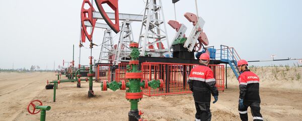 Сотрудники компании Лукойл на нефтяном кусте в районе города Покачи - 俄羅斯衛星通訊社