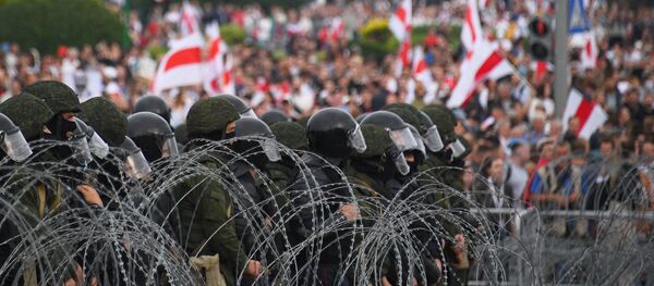 Сотрудники правоохранительных органов у Дворца независимости в Минске - 俄罗斯卫星通讯社