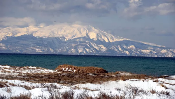 Вид на остров Хоккайдо зимой с острова Кунашир.  - 俄罗斯卫星通讯社