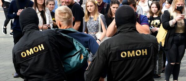 Сотрудники ОМОНа во время задержания участника акции в поддержку преподавателей у здания Белорусского государственного лингвистического университета в Минске. - 俄罗斯卫星通讯社