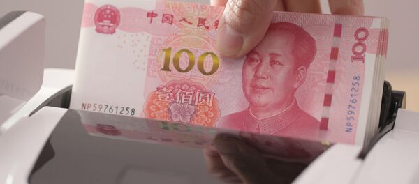 Счетчик денег проверяет номера банкнот пачки китайских юаней  - 俄罗斯卫星通讯社