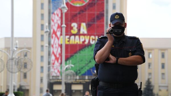 Сотрудник правоохранительных органов на улице в Минске, где проходит акция протеста - 俄罗斯卫星通讯社