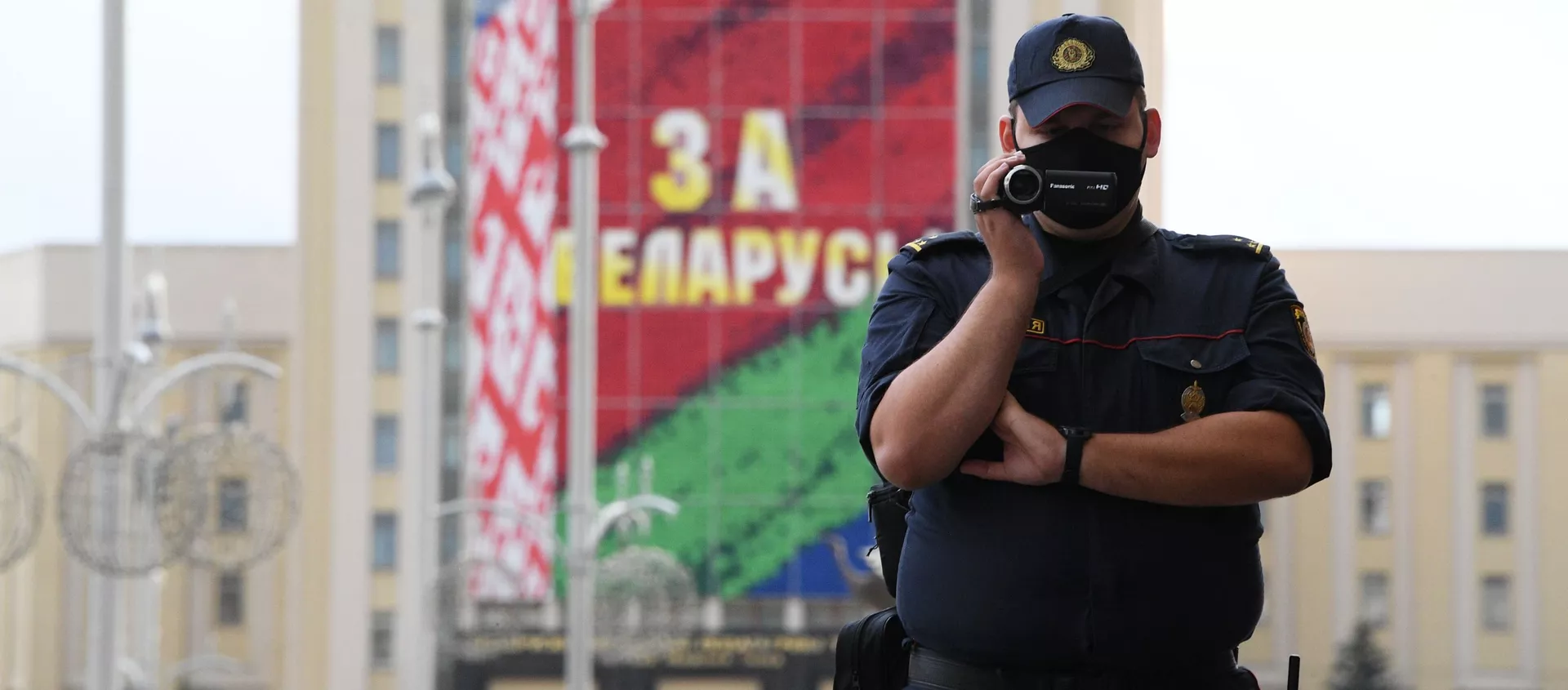 Сотрудник правоохранительных органов на улице в Минске, где проходит акция протеста - 俄羅斯衛星通訊社, 1920, 04.10.2021