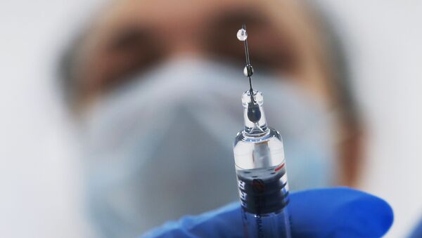 Медик готовит шприц с вакциной против гриппа - 俄羅斯衛星通訊社