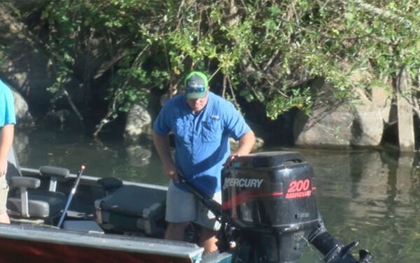 美國加州漁民從河裡捕撈出兩個制爆炸裝置 美國加州漁民從河裡捕撈出兩個制爆炸裝置 - 俄羅斯衛星通訊社