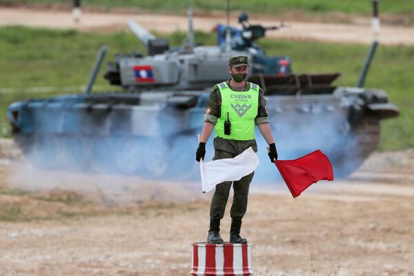 Судья во время соревнований танковых экипажей в рамках конкурса Танковый биатлон-2020 на полигоне Алабино - 俄羅斯衛星通訊社
