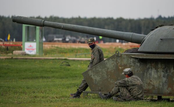 Российские военные отдыхают во время Танкового биатлона в Алабино - 俄羅斯衛星通訊社