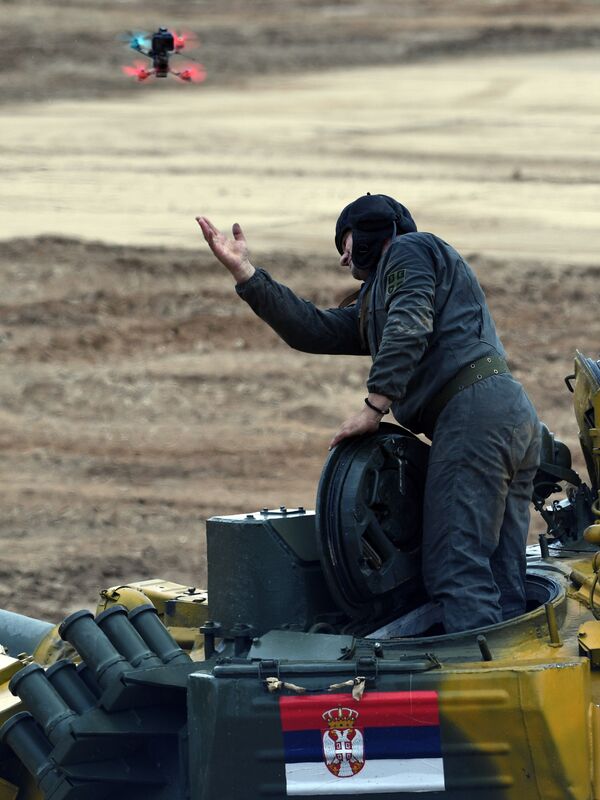 Член экипажа танка Т-72Б3 команды армии Сербии во время соревнований танковых экипажей в рамках конкурса Танковый биатлон-2020 на полигоне Алабино - 俄罗斯卫星通讯社