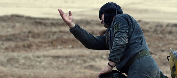 Член экипажа танка Т-72Б3 команды армии Сербии во время соревнований танковых экипажей в рамках конкурса Танковый биатлон-2020 на полигоне Алабино Член экипажа танка Т-72Б3 команды армии Сербии во время соревнований танковых экипажей в рамках конкурса Танковый биатлон-2020 на полигоне Алабино - 俄罗斯卫星通讯社