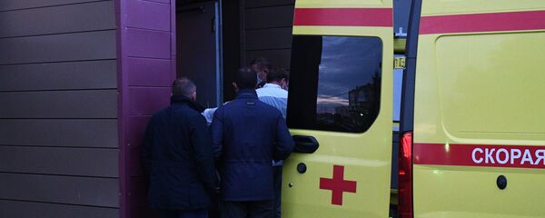 Медицинские работники загружают блогера Алексея Навального в автомобиль скорой помощи в Омске  - 俄羅斯衛星通訊社