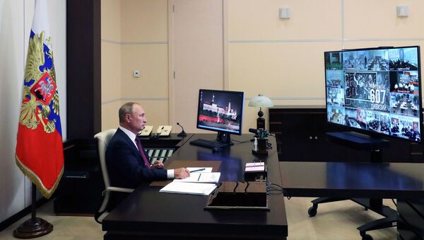 Владимир Путин принимает участие во Всероссийском открытом уроке Помнить - значит знать в режиме видеоконференции - 俄羅斯衛星通訊社