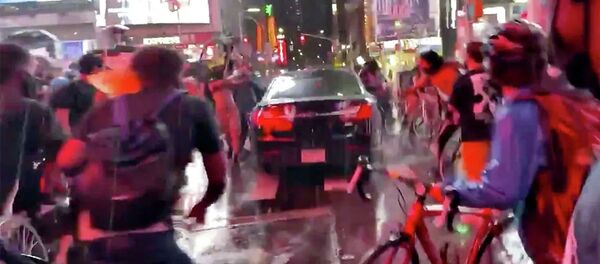 Автомобиль въехал в участников акции Black Lives Matter в Нью-Йорке   - 俄罗斯卫星通讯社