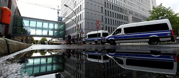 Автомобили полиции на территории больницы Charite в Берлине - 俄罗斯卫星通讯社