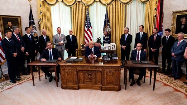 resident Donald Trump (C) participates in a signing ceremony and meeting with the President of Serbia Aleksandar Vucic (L) and the Prime Minister of Kosovo Avdullah Hoti (R) in the Oval Office of the White House on September 4, 2020 in Washington, DC.  - 俄羅斯衛星通訊社