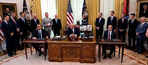resident Donald Trump (C) participates in a signing ceremony and meeting with the President of Serbia Aleksandar Vucic (L) and the Prime Minister of Kosovo Avdullah Hoti (R) in the Oval Office of the White House on September 4, 2020 in Washington, DC.  - 俄罗斯卫星通讯社
