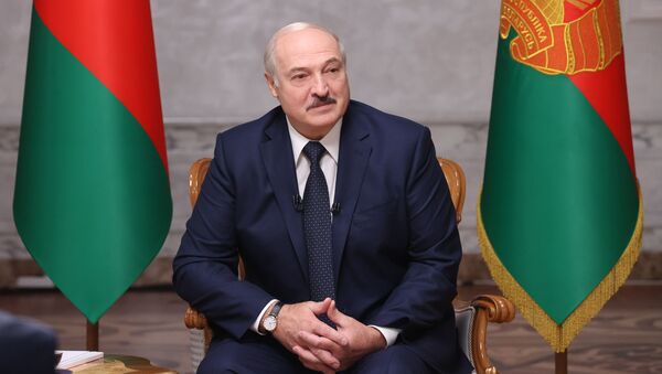 Президент Белоруссии Александр Лукашенко во время интервью российским журналистам во Дворце независимости в Минске - 俄罗斯卫星通讯社