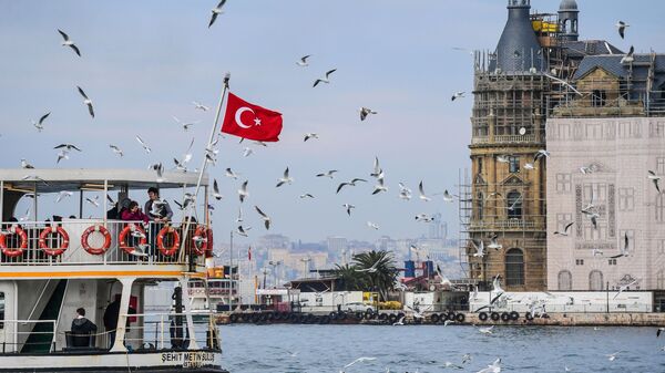 Турецкий флаг на корабле в районе Кадыкей в Стамбуле - 俄羅斯衛星通訊社