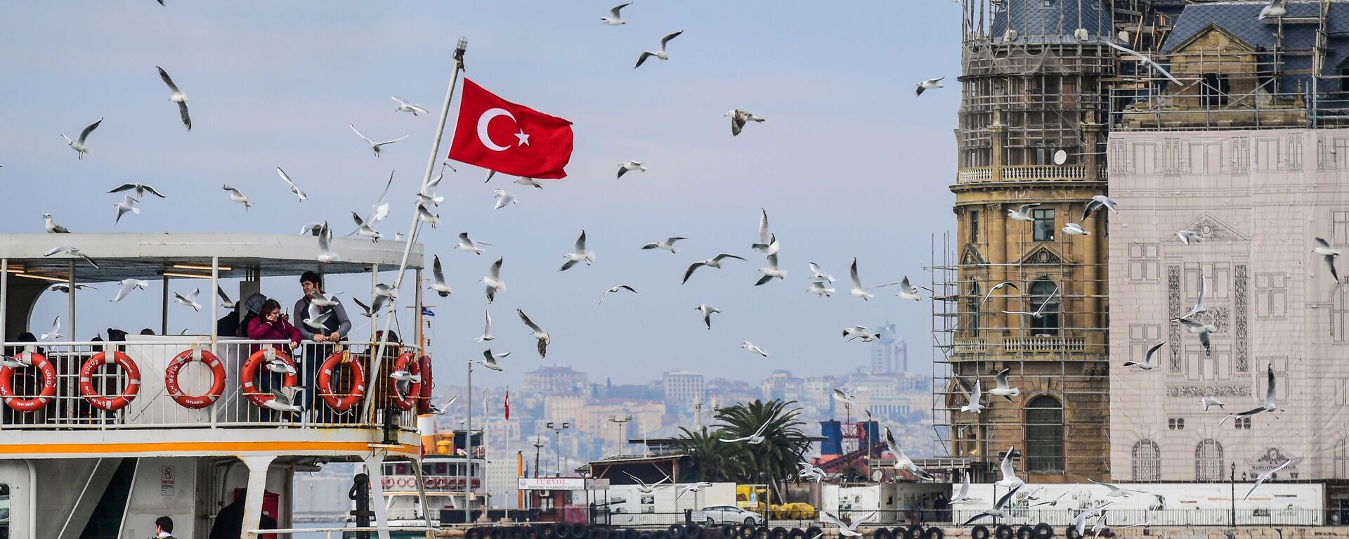 Турецкий флаг на корабле в районе Кадыкей в Стамбуле - 俄羅斯衛星通訊社, 1920, 30.06.2022