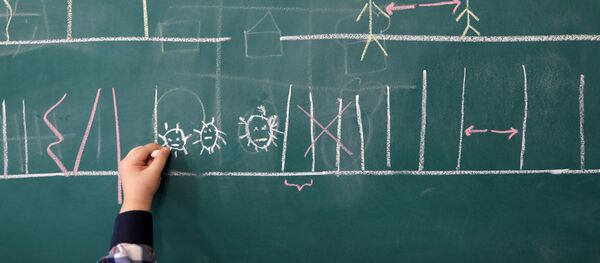 Ученик рисует на доске клетку коронавируса в классе в Тегеране - 俄罗斯卫星通讯社