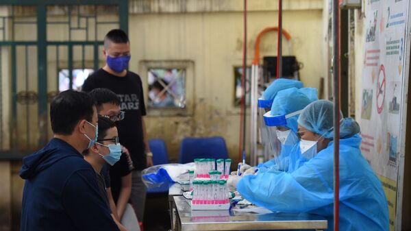 Люди в ожидании теста на коронавирус в Ханое, Вьетнам - 俄羅斯衛星通訊社