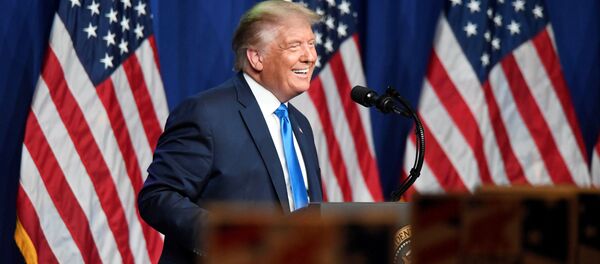 Президент США Дональд Трамп во время выступления перед сторонниками в Северной Каролине Президент США Дональд Трамп во время выступления перед сторонниками в Северной Каролине - 俄罗斯卫星通讯社