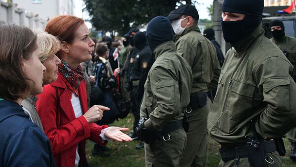 Сотрудники правоохранительных органов и участники акции протеста в Минске - 俄罗斯卫星通讯社