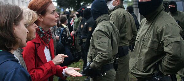 Сотрудники правоохранительных органов и участники акции протеста в Минске - 俄罗斯卫星通讯社