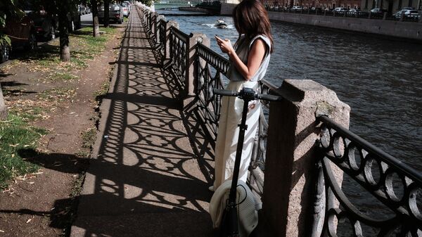 Девушка на набережной реки Мойки в Санкт-Петербурге - 俄罗斯卫星通讯社