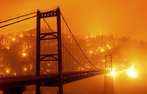 Мост на фоне пылающего леса в Калифорнии - 俄罗斯卫星通讯社