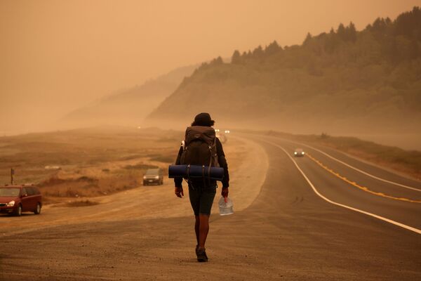 Мужчина на шоссе у Тихого океана, Калифорния - 俄罗斯卫星通讯社