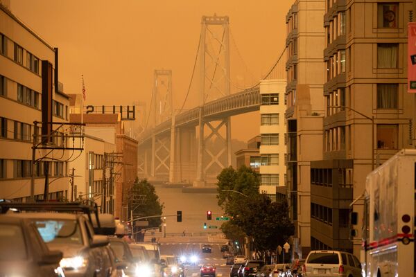 Оранжевое от лесных пожаров небо над мостом в Сан-Франциско, Калифорния - 俄罗斯卫星通讯社