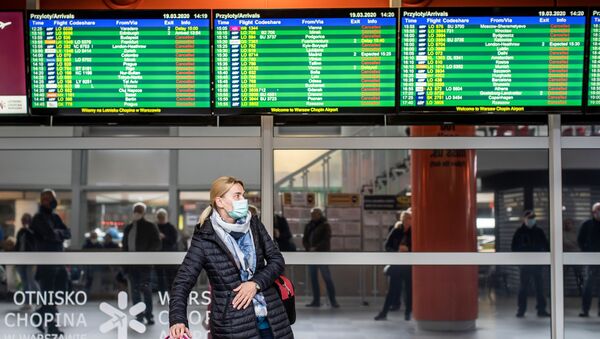 Пассажиры в масках в аэропорту Варшавы - 俄羅斯衛星通訊社