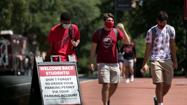 Students walk on campus at the University of South Carolina  - 俄罗斯卫星通讯社