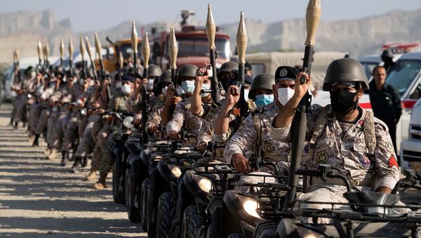 Военнослужащие иранской армии принимают участие в ежегодных военных учениях Zolphaghar 99 в Оманском заливе, Иран - 受伤