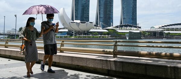 Пара в защитных масках на набережной Marina Bay в Сингапуре - 俄羅斯衛星通訊社
