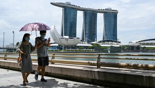 Пара в защитных масках на набережной Marina Bay в Сингапуре - 俄羅斯衛星通訊社