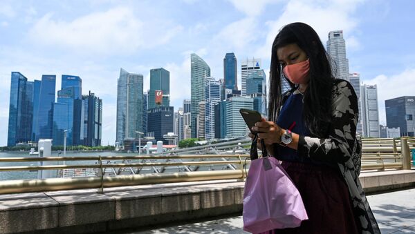 Девушка в защитной маске на набережной Marina Bay в Сингапуре - 俄羅斯衛星通訊社