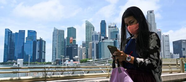 Девушка в защитной маске на набережной Marina Bay в Сингапуре - 俄罗斯卫星通讯社