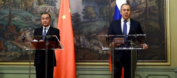 Министр иностранных дел РФ Сергей Лавров (справа) и министр иностранных дел КНР Ван И на пресс-конференции по итогам переговоров в Москве. - 俄罗斯卫星通讯社