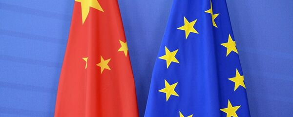 The Chinese flag(L) is draped beside the European Union (EU) during an EU- China Summit at the European Union Commission headquarters in Brussels on June 29, 2015 - 俄罗斯卫星通讯社