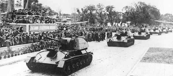 哈尔滨苏军阅兵式坦克营通过 - 俄罗斯卫星通讯社