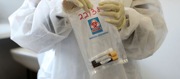 Медицинский работник с анализами добровольца - 俄羅斯衛星通訊社