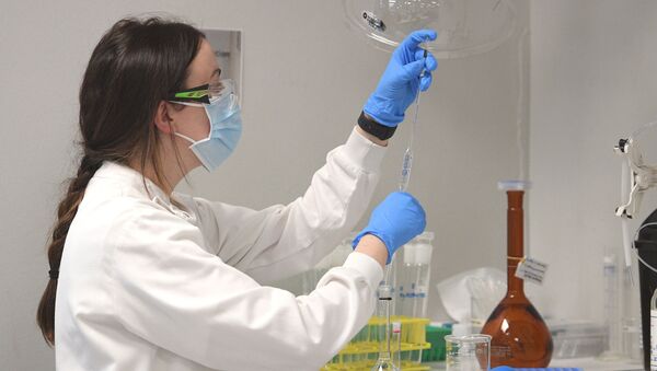 Химик во время работы с вакциной AstraZeneca в Сиднее, Австралия  - 俄羅斯衛星通訊社